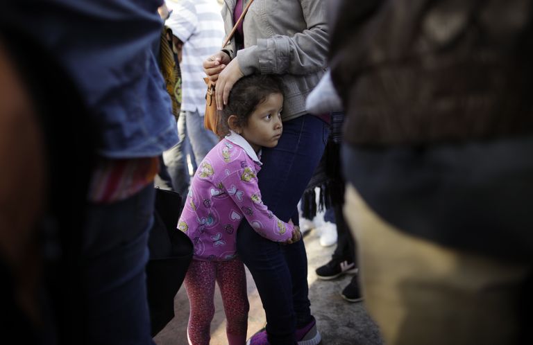 Mehhiko laps emaga piiripunktis.