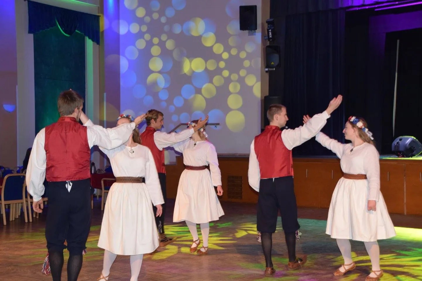 Samm Sassis rühma rahvatantsijad tervitasid pidulisi Läti sünnipäeva puhul ja esinevad reedel Eesti juubeli puhul.