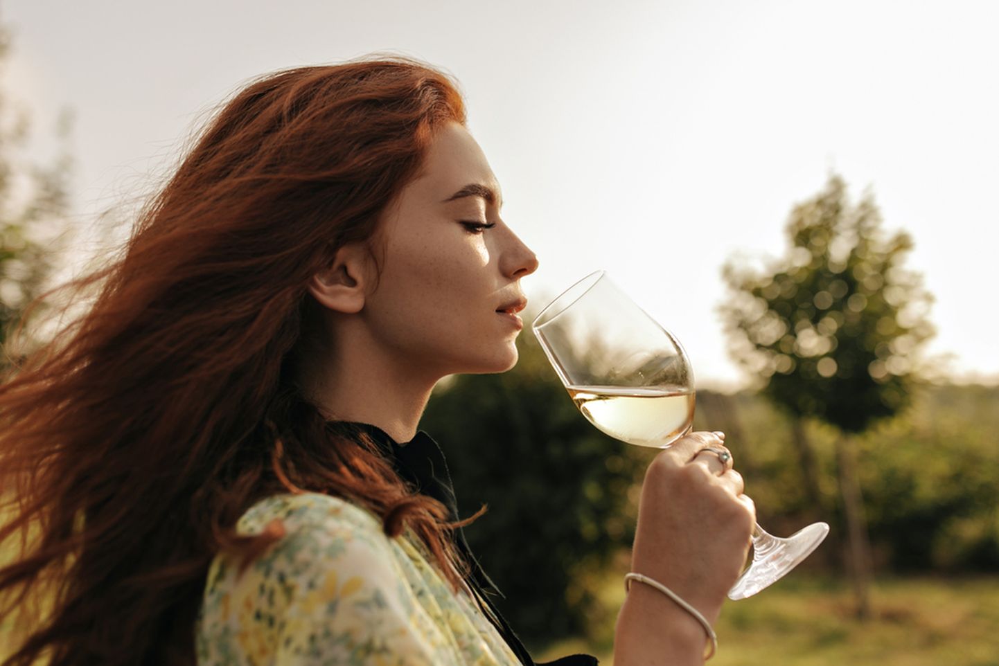 Женщина пьет игристое вино, снимок иллюстративный