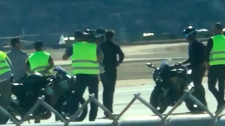 Foto uue filmi «Top Gun:Maverick» võtteplatsilt. Keskel Tom Cruise ja mootorratta juures ta dublant