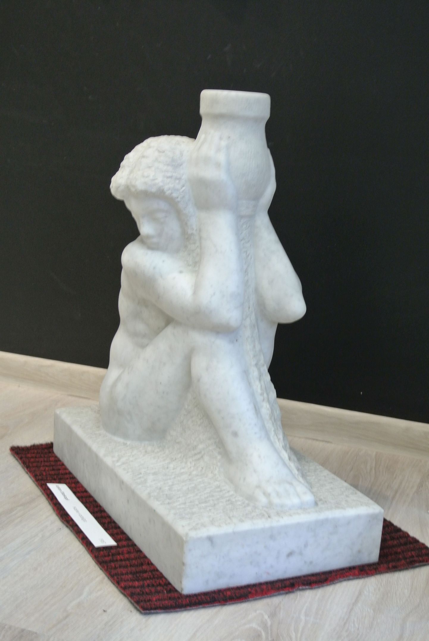 Anton Starkopfi marmorkuju "Naine vaasiga".