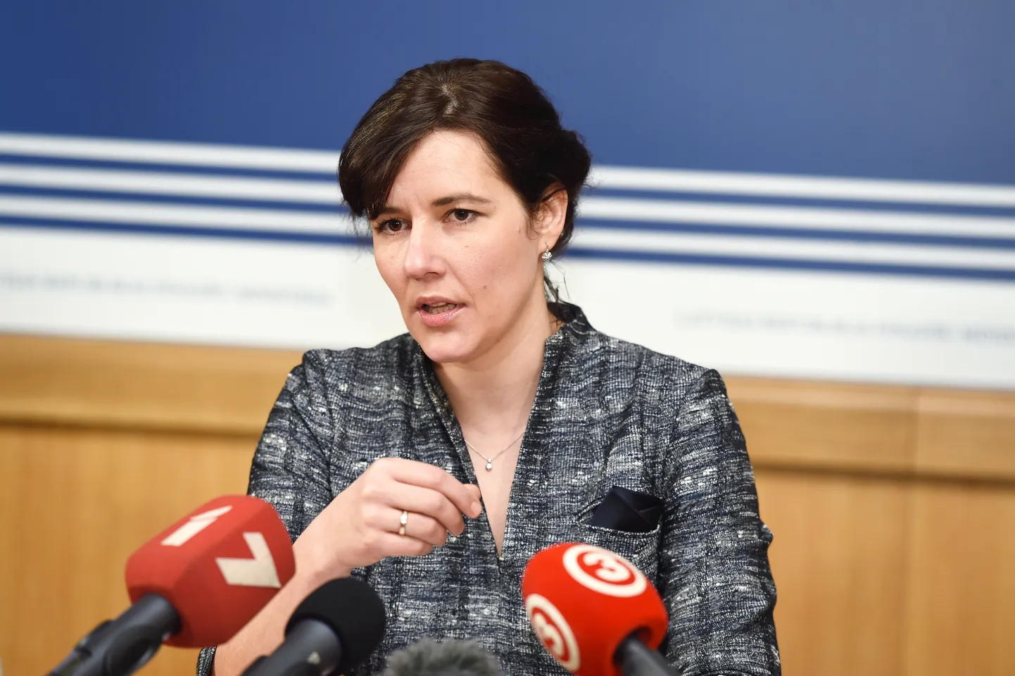 Finanšu ministre Dana Reizniece-Ozola preses brīfingā informē par situāciju Latvijas finanšu sektorā.