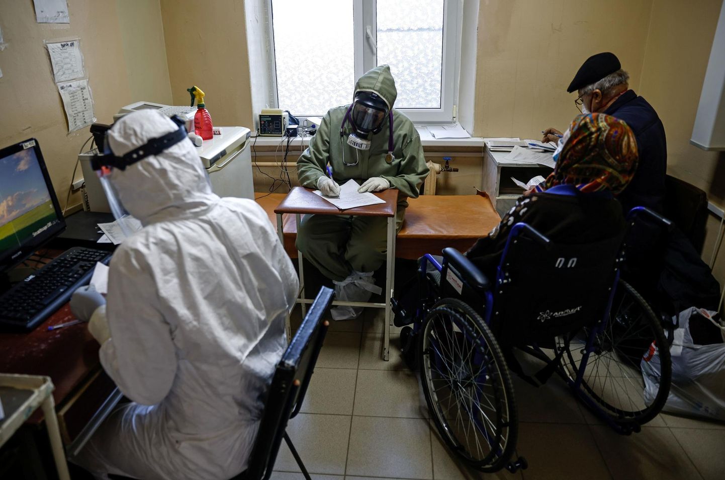 Meditsiinitöötajad võtavad vastu patsiente Orjoli Sergei Botkini kliinikus, kus ravitakse Covid-19sse haigestunuid. 