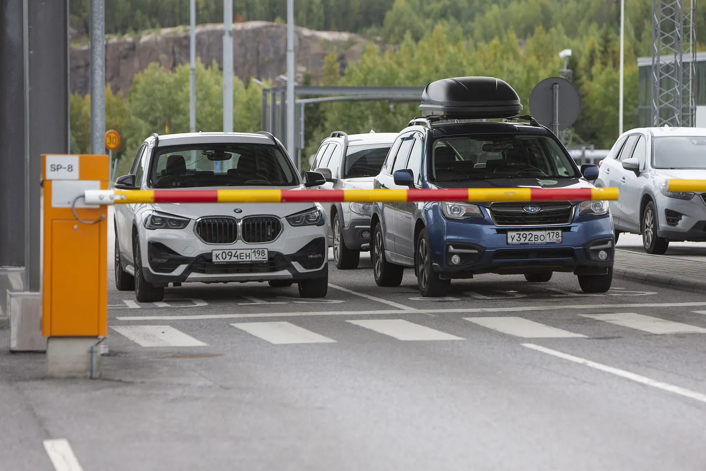 Российские автомобили на границе.