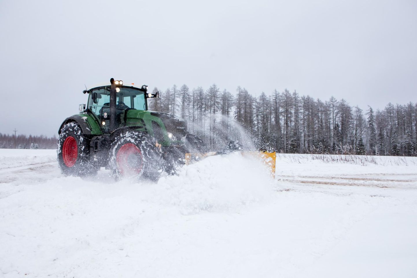 Lumekoristusega seotud traktoristide tööpäev algab saju puhul varakult ja võib kesta hiliste öötundideni.