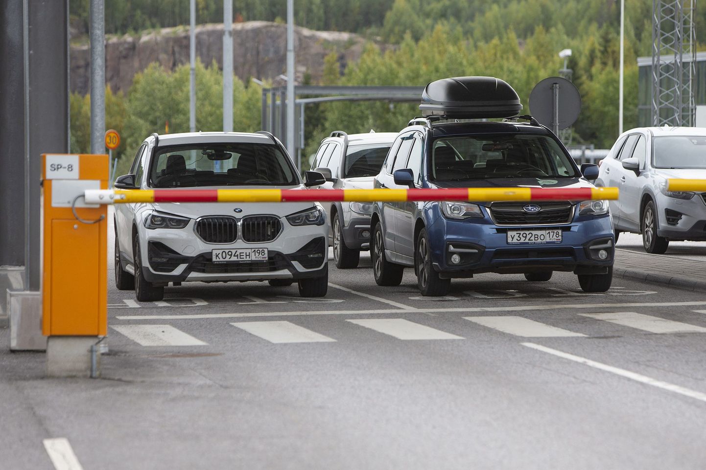 Российские автомобили на границе.