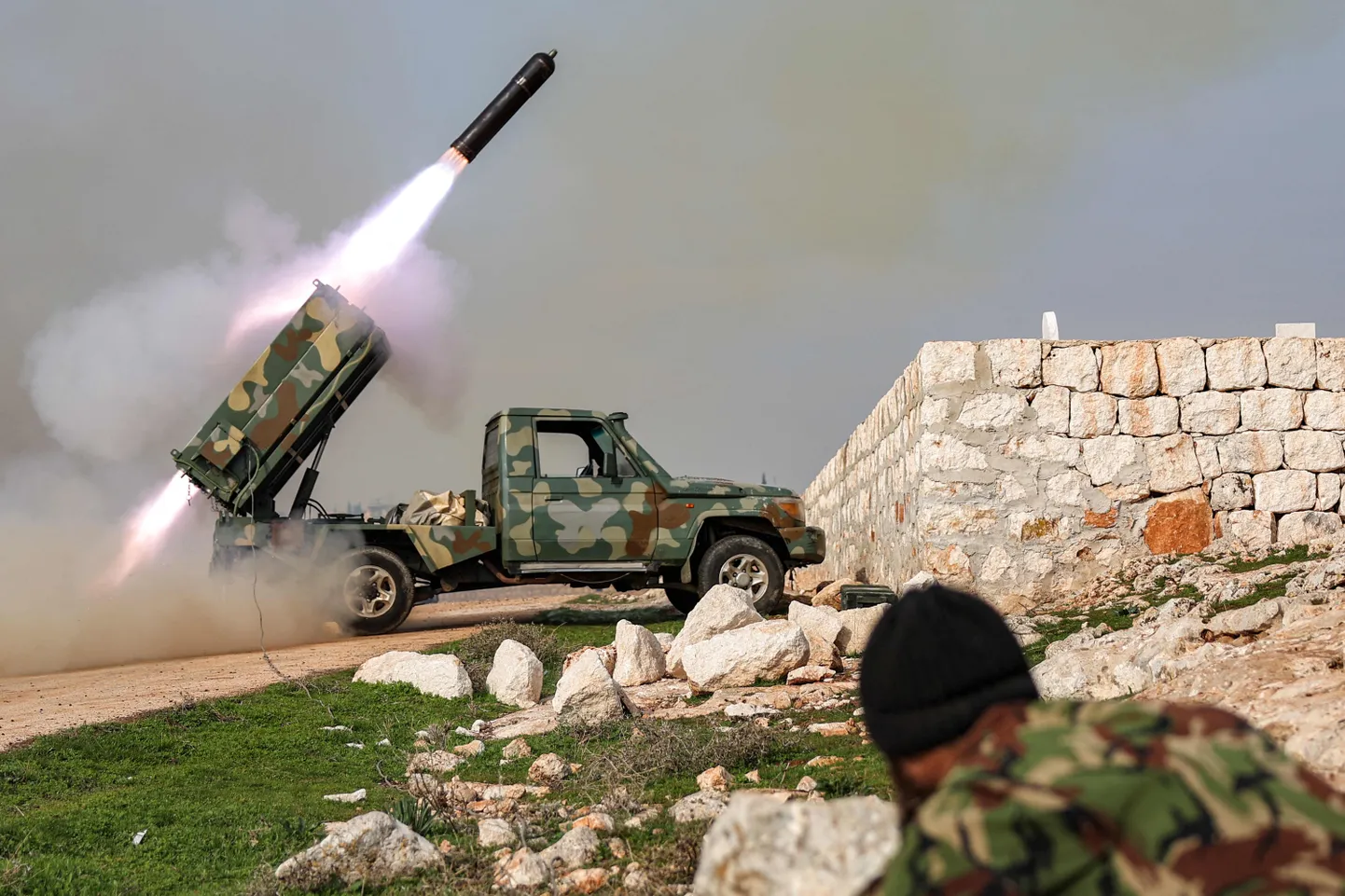 Hayat Tahrir al-Sham grupp on Aleppo ümbruses pidanud madalama intensiivusega lahinguid kogu 2024. aasta jooksul. Süüria valitsusvägede positsioonide tulistamine Aleppo provintsis 1. jaanuaril 2024. (AFP)