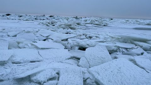 Провалился под лед на мотосанях: на Чудском озере утонул рыбак