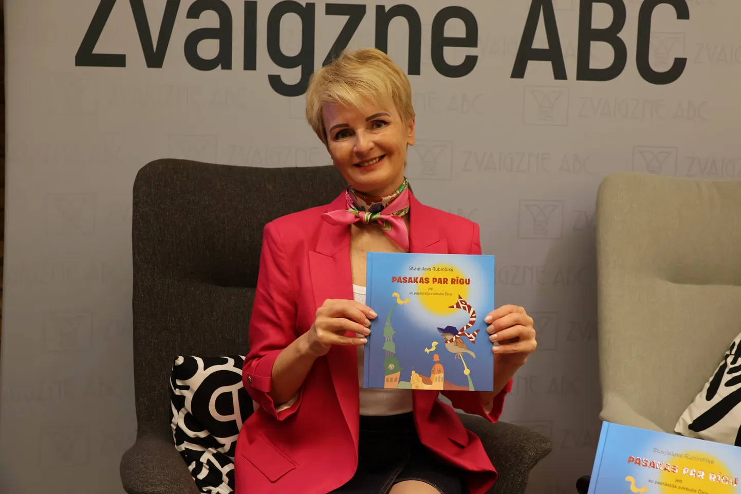 Izdevuma "Pasakas par Rīgu jeb Ko pastāstīja zvirbulis Čiris" ilustratore Jana Rubinčika grāmatas atvēršanas svētkos.