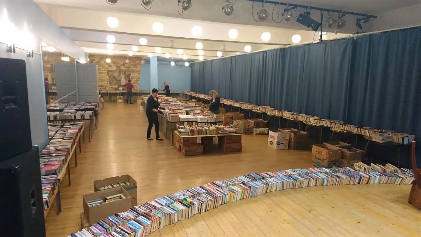 Enamiku pakutavast moodustavad teosed, mida Sindi linnaraamatukogust ei ole umbes kümme aastat laenutatud, kuid Pärkma kinnitusel leidub uuemaidki.