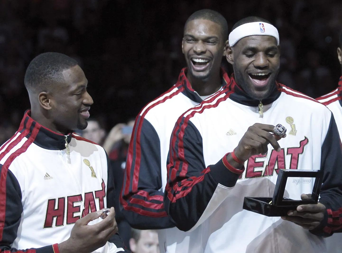 Miami Heat mängijad (vasakult) Dwyane Wade, Chris Bosh and LeBron James said kätte oma NBA meistrisõrmused.