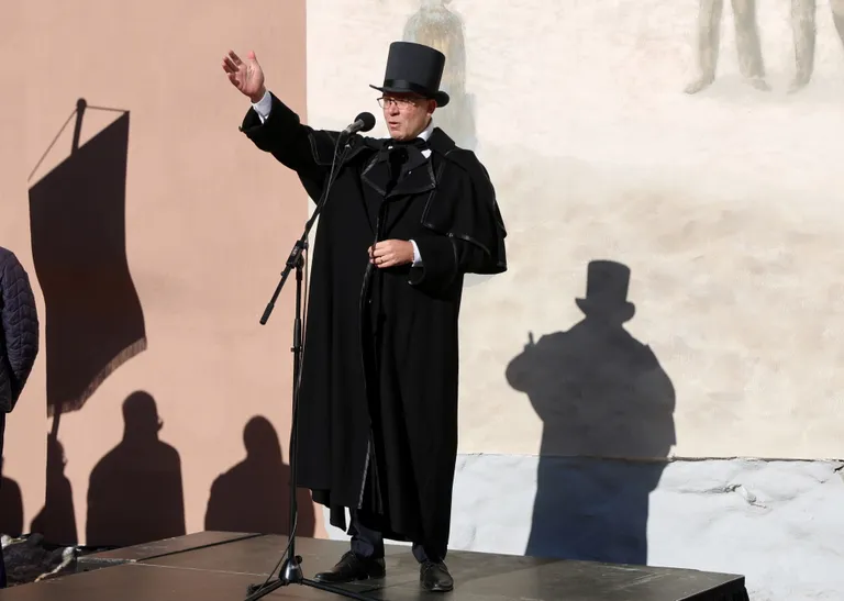06.10.2023, TartuVeterinaarmeditsiini 175. aastapäev. Esimese veterinaariakliiniku asukohas Tartu Ülikooli von Bocki maja seinal avatati 6. oktoobril 2023 Mati Karmini loodud mälestustahvel. Kõneleb ajastukohastes rõivastes loo autor Erki Tammiksaar