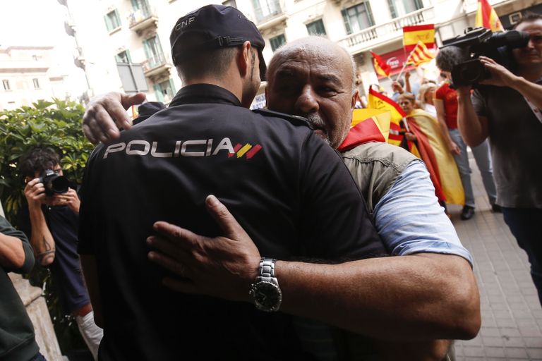 Kohalik Kataloonia mees embab Hispaania keskvalitsusele alluvat politseinikku / Scanpix