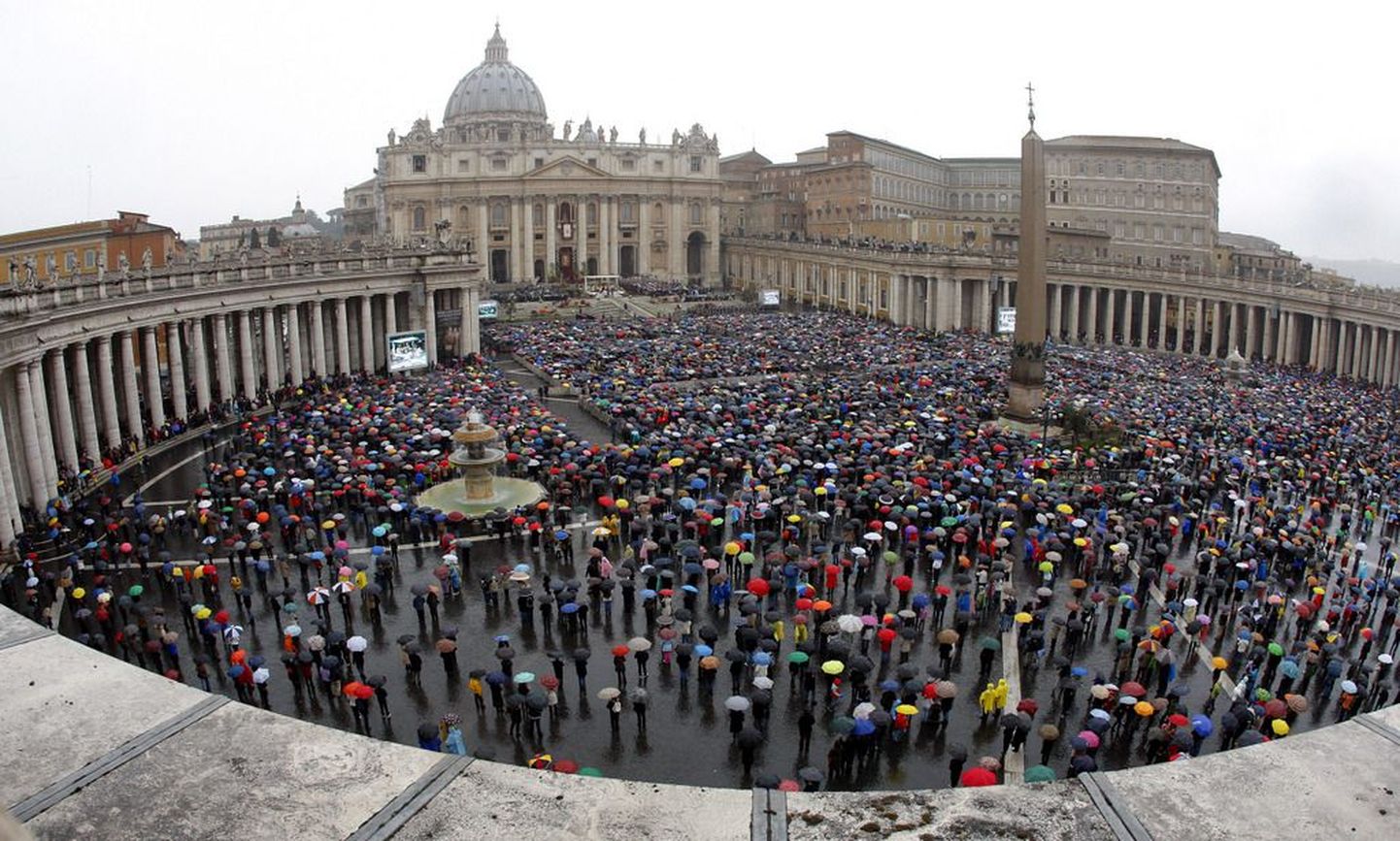Vatikani südameks olev Püha Peetri väljak.