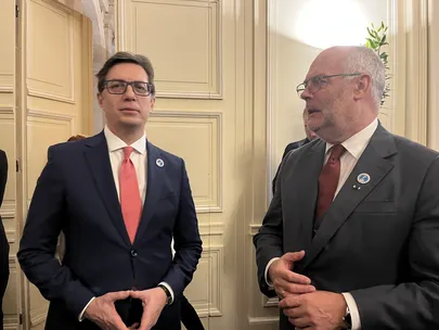 Президент Эстонии Алар Карис с президентом Северной Македонии Стево Пендаровски на Парижском форуме мира.