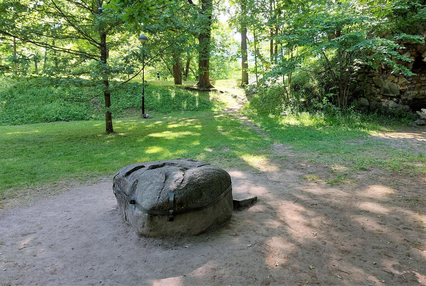Kahe lohuga kivi ümbritseb sepistöö.