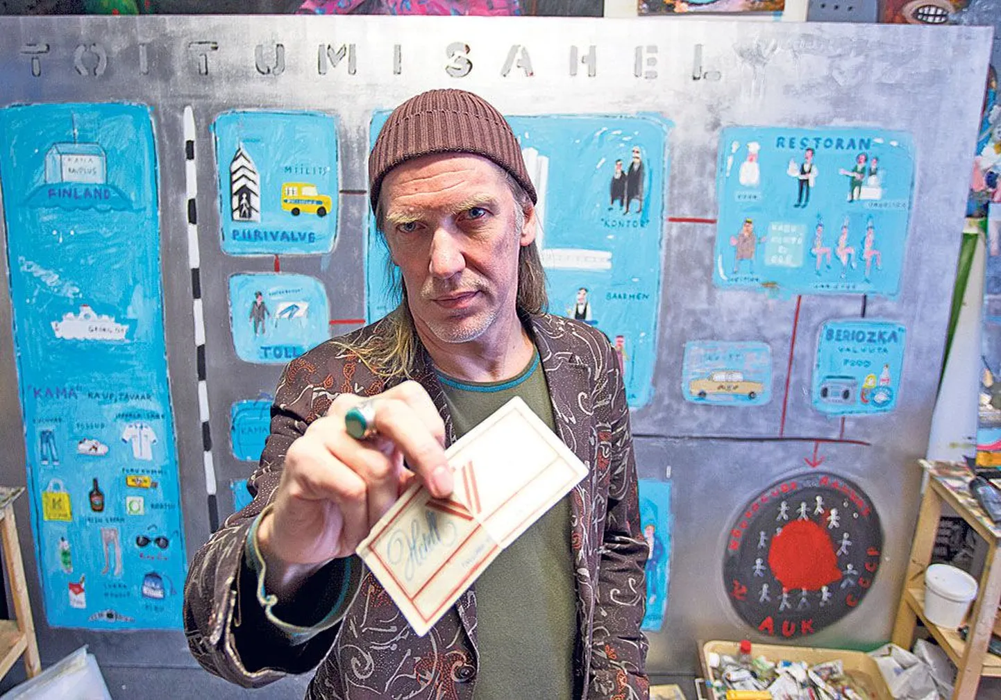 Ärikast kunstnikuks: tuleval aastal loodab Margus Sulengo kunstiakadeemias maali eriala lõpetada. Taustal ongi tema Viru-teemaline taies «Toitumisahel», mida ehk kunagi näituselgi näha saab. Käes hoiab ta aga omaaegset võlukepikest, mis kõik uksed avas – Viru hotelli külalisekaarti.