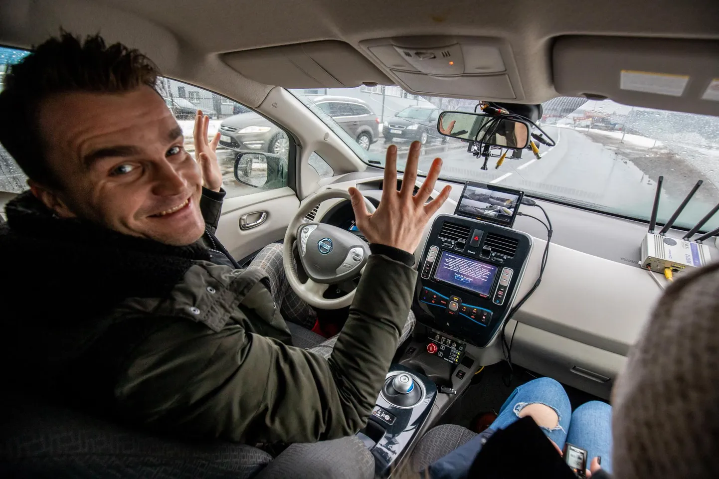 Elmo Rendi asutaja Enn Laansoo juunior sai keset linnatänavat liigeldes fotograafile poseeridagi. Liiklust jälgis ja autot juhtis hoopis kaugjuht.