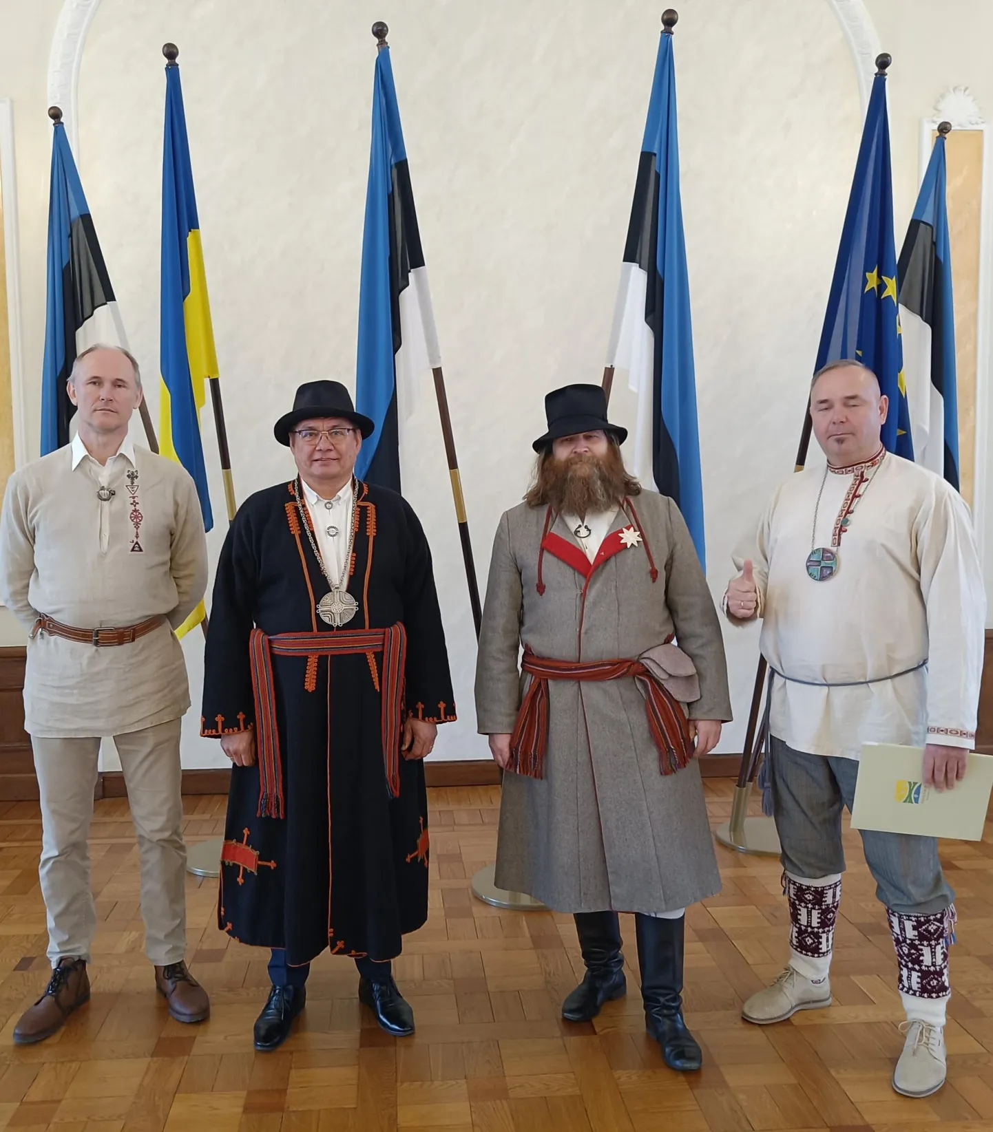 Petitsiuuni käisive Riigikokku viimän lõune-eesti keele nellä aru iistseisje Jüvä Sullõv (tartu), Visteri Kalle (mulgi), Kuuba Rainer (võru) ja Rahasepä Rainer (setu).