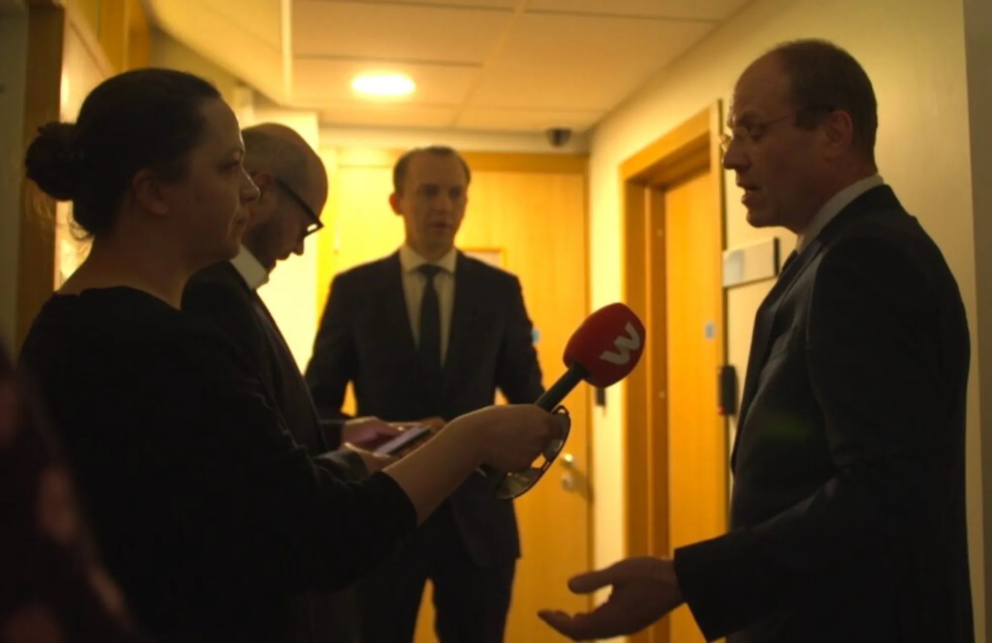 Kad pirms tiesas sēdes Rīgā žurnālisti atnākušajiem vīriešiem vaicāja, kurš no viņiem ir Eduards Apsits, uz jautājumiem sāka atbildēt vecākais. Tikai vēlāk noskaidrojās, ka viņš patiesībā bija baltkrievu advokāts Iļja Merkočevs, kamēr pats Apsits visu sarunas laiku skatījās telefonā un klusēja, it kā viņa tur nebūtu. Avots: