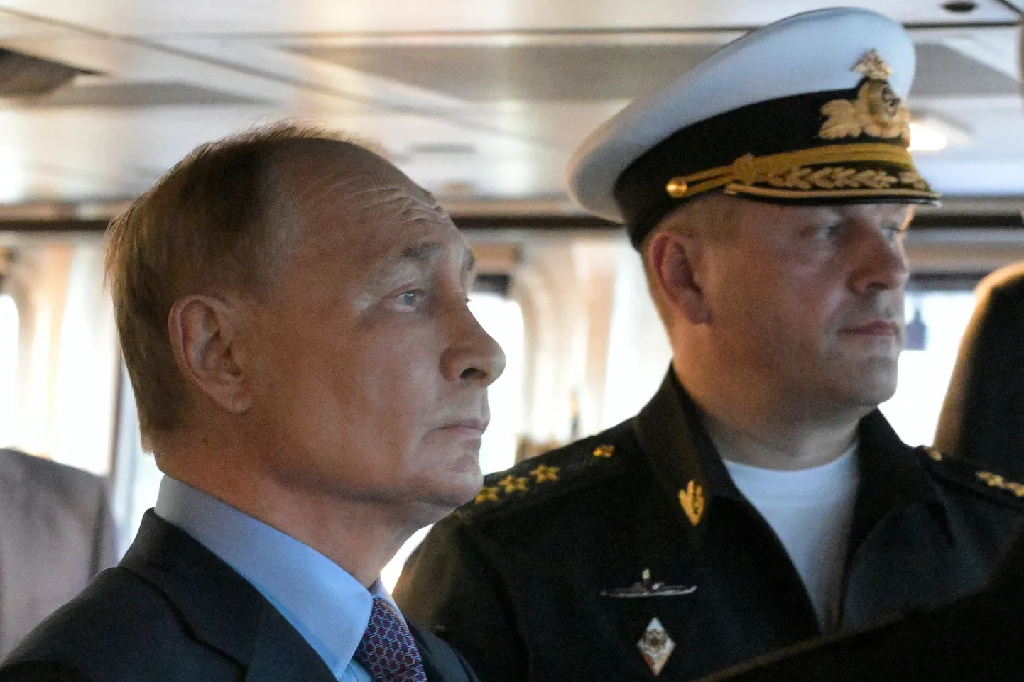 Venemaa president Vladimir Putin korvett Rezki pardal Vladivostoki mereväebaasis 4. septembril 2024. Tema kõrval seisab Venemaa Vaikse ookeani laevastiku komandör admiral Viktor Liina.