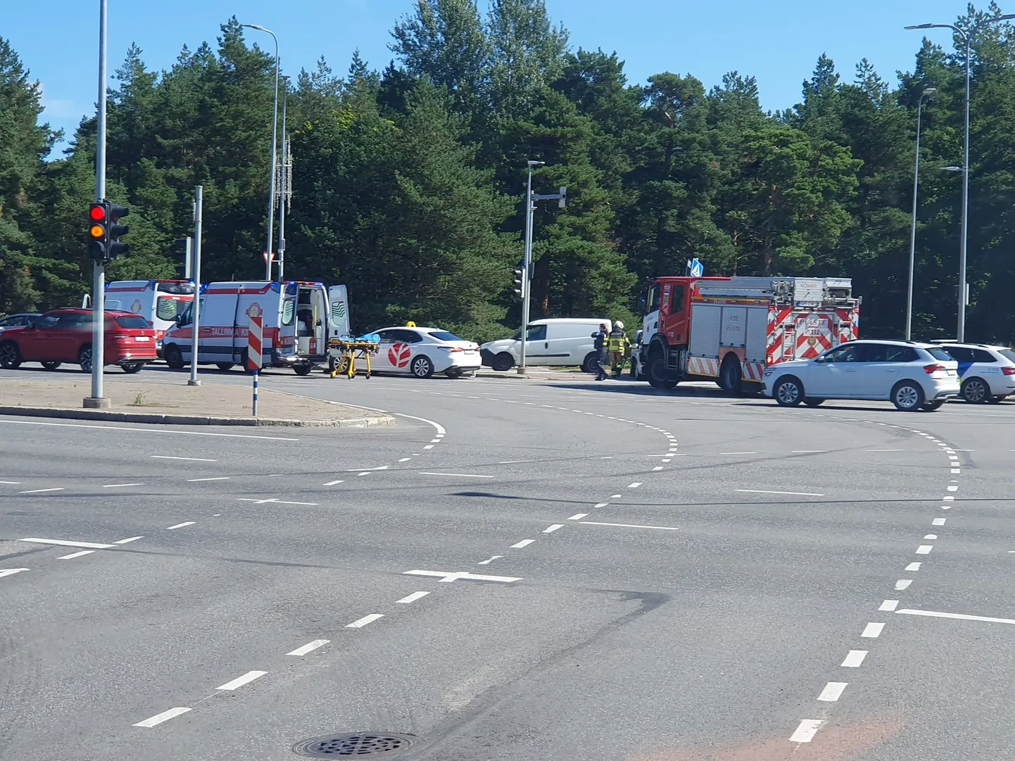 Pärnu maanteel põrkasid autod kokku.