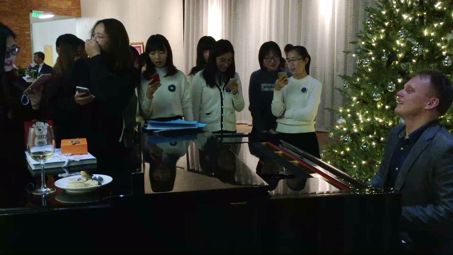 Imre Sooäär jõulupeol Pekingis Curly Stringsi hitti laulmas koos hiina noortega