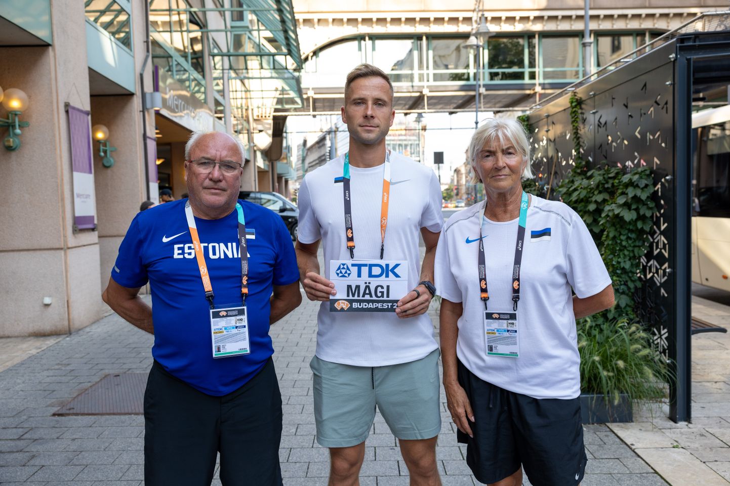 Kuigi de facto on Rasmus Mägi sportlane ning isa Taivo ja ema Anne tema treenerid, on olukord tegelikult vastupidine: neid kõiki juhendab perepoeg!