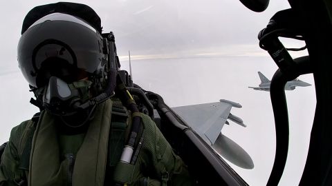 Видео из кабины пилота: над Эстонией пролетели истребители союзников