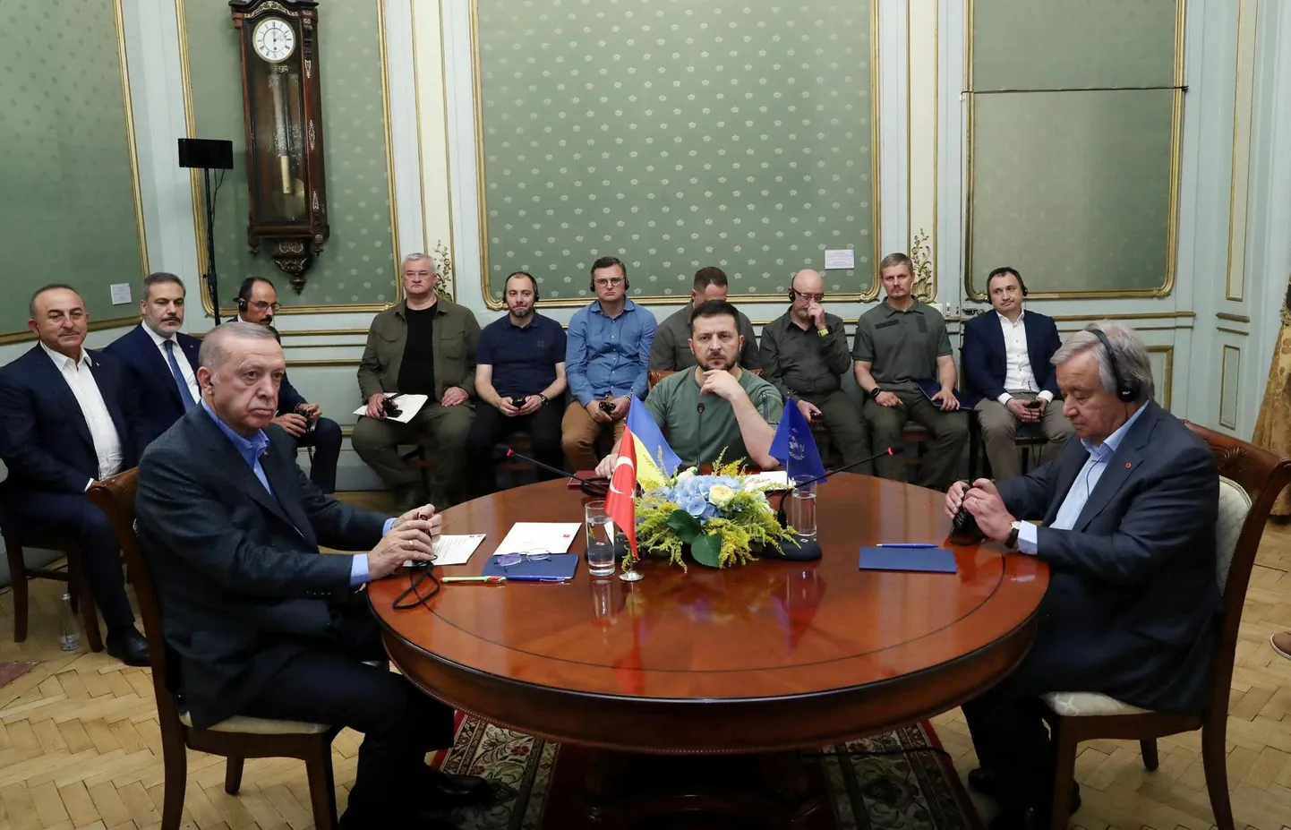 Türgi president Recep Tayyip Erdoğan (vasakult), Ukraina president Volodõmõr Zelenskõi ja ÜRO peasekretär António Guterres kohtumisel Lvivis.