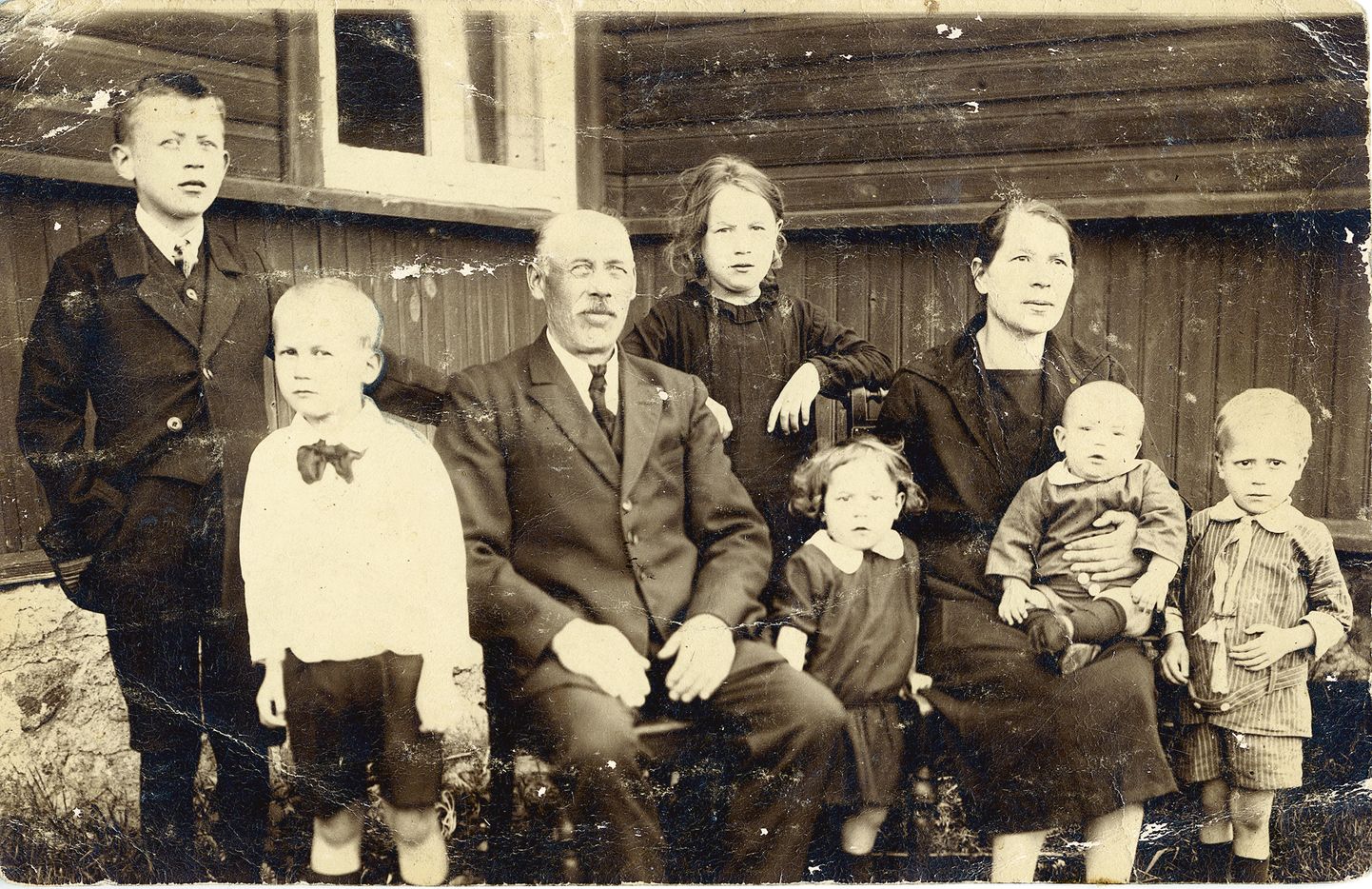 Perekond Pao: Viktor, Gundemar, isa Juhan, Edith, Benita, ema Juuli, süles Lui ja noorelt tiisikusse surnud Jalmar. Foto on tehtud 1930. aastal.