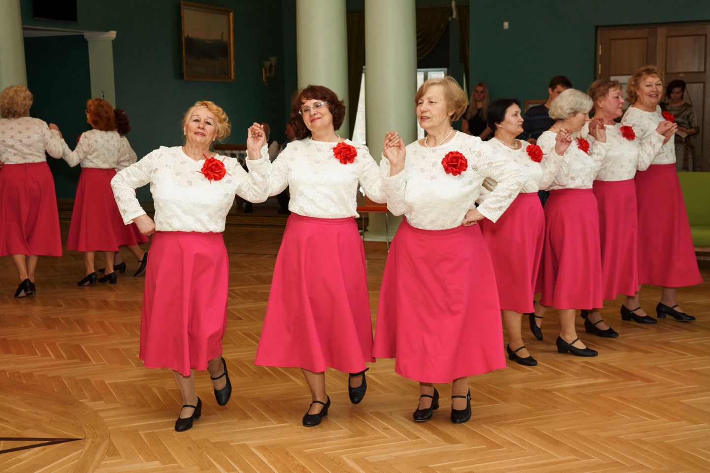 Один из постоянных участников фестиваля - танцевальная группа "Реверанс", которой руководит Ольга Халликсаар.