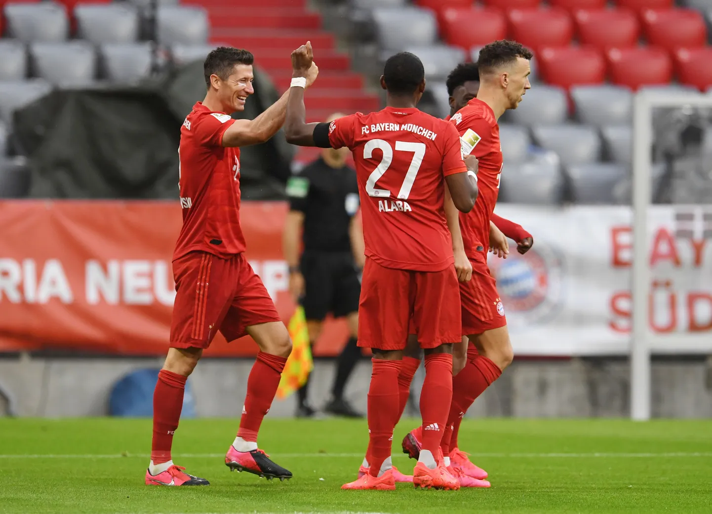 Müncheni Bayerni ründaja Robert Lewandowski väravat tähistamas.
