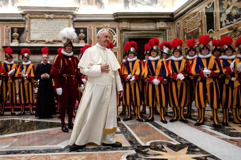 Paavst Franciscus ja teda turvava Šveitsi Kaardiväe liikmed
