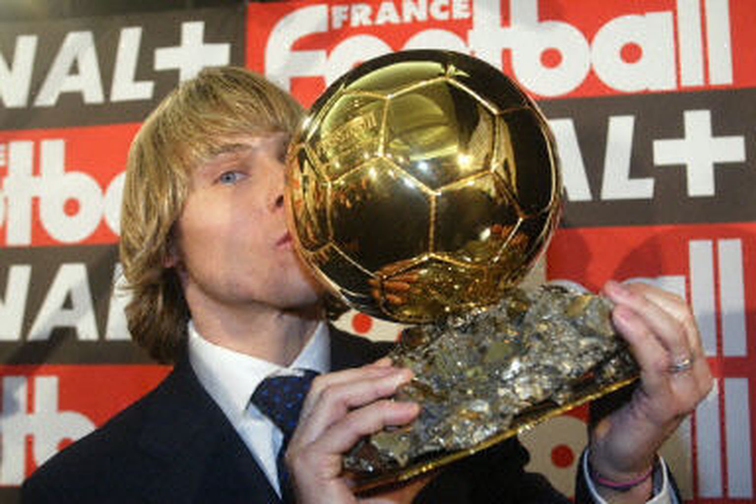 ВИДЕО Легендарный Павел Недвед попал на видео в компании полуголых ...