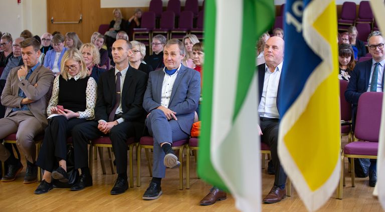 Министр образования и науки Тынис Лукас (второй справа) ознакомил во вторник с программой деятельности по переходу на эстоноязычное обучение на конференции на тему языкового поворота, проходившей в Кивиылиской 1-й средней школе.