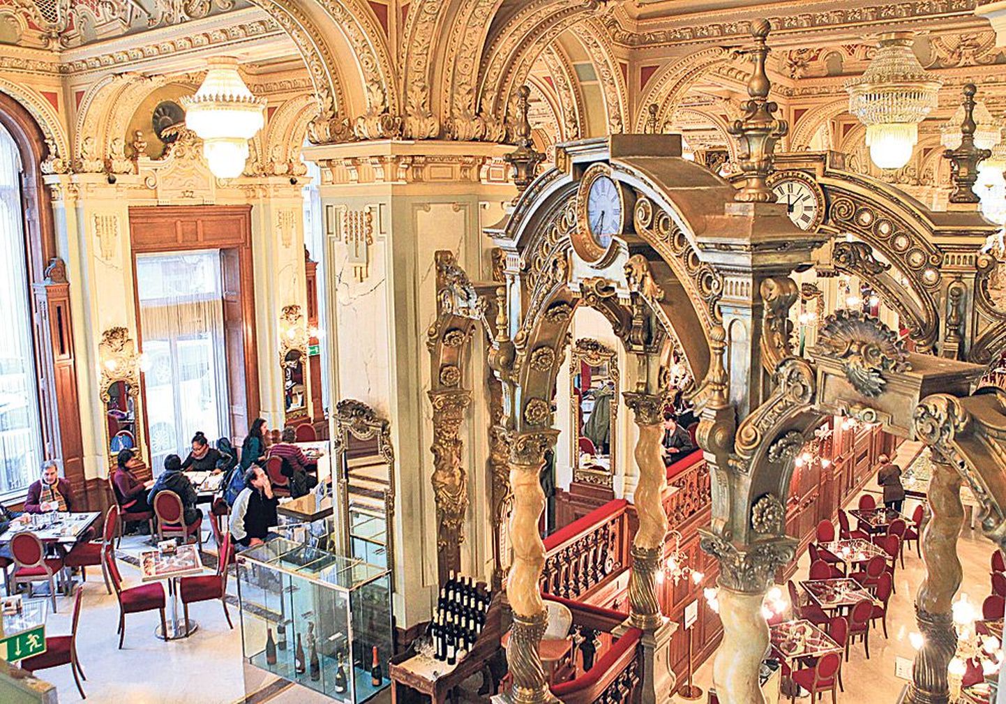 Vaatamisväärsus: ülemöödunud sajandi lõpukümnendil avatud New York Café, mille menüü juhatab sisse lause «Maailma kõige ilusam kohvik».