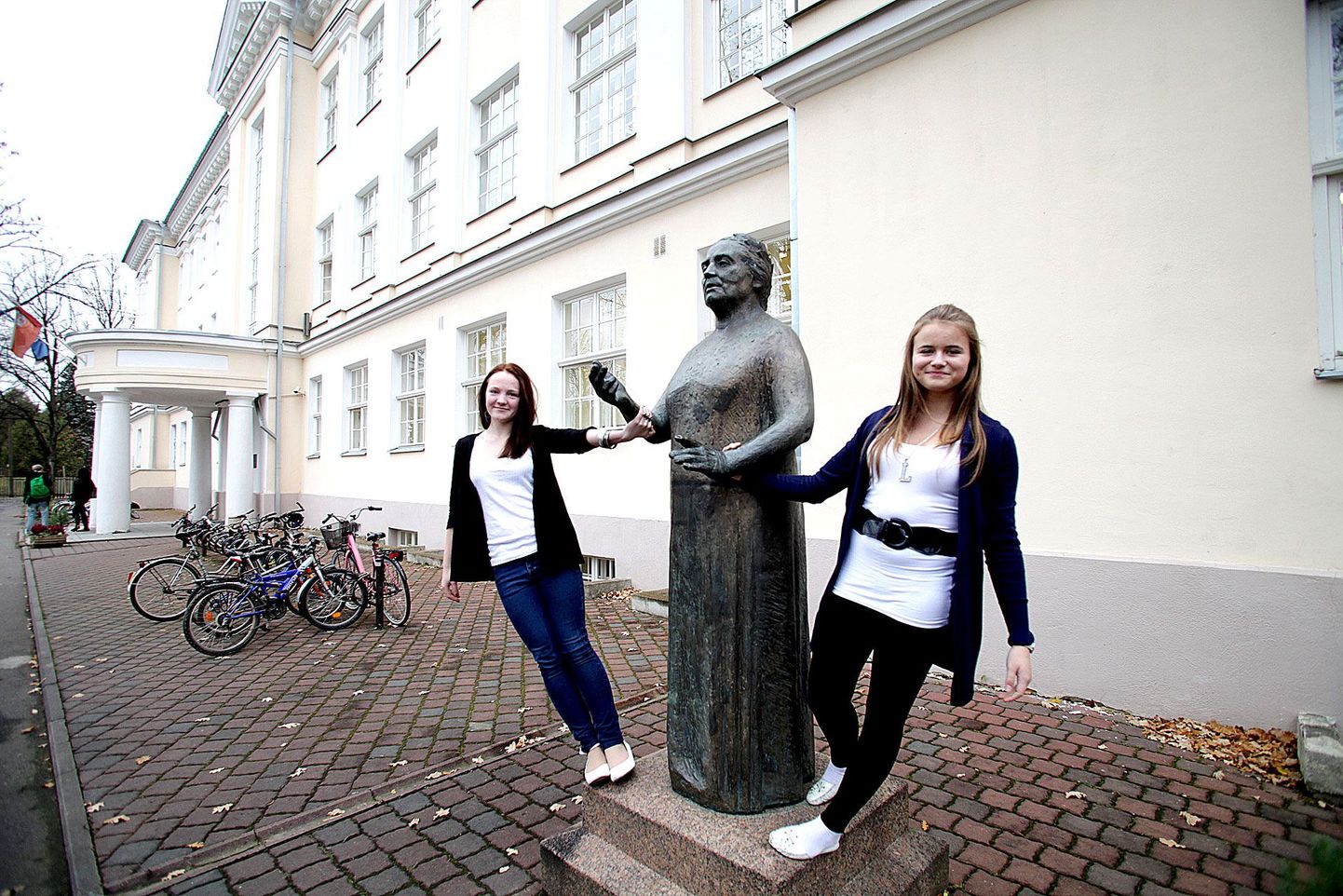 Veeriku kooli 8. klassi õpilased Laura Palm (paremal) ja Kätlin Lattik õpivad sellel nädalal Miina Härma gümnaasiumis.
