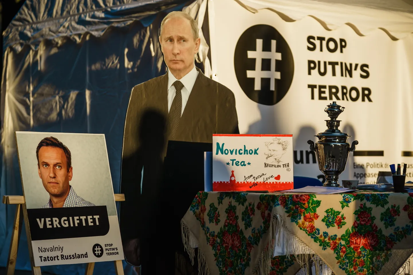 Meeleavaldusel Venemaa saatkonna ees Berliinis kujutati plakatitel Venemaa opositsiooniliidrit Aleksei Navalnõit ja mürgiteed pakkuvat Venemaa presidenti Vladimir Putinit.
