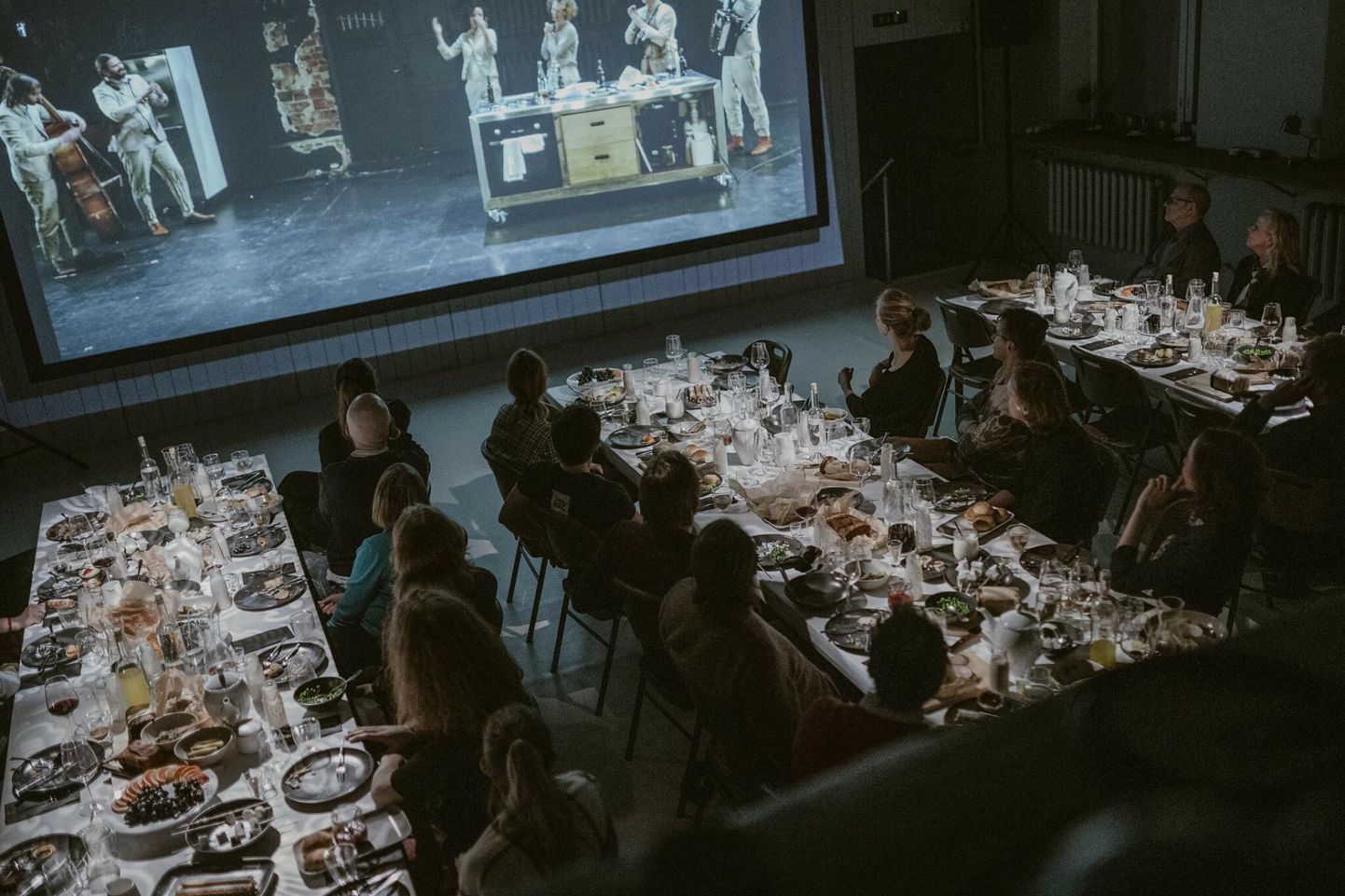 Lavastuse «Praktiline Eesti pidulaud» lõpus on kõhu täis söönud ja mitmest toostist osa saanud publiku ees lauad nagu äkked.