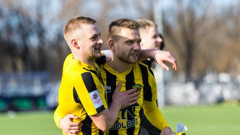 VIDEO ⟩ Pärnu Vapruse mängija lõi 30 meetri kõrguselt katuselt palli väravasse
