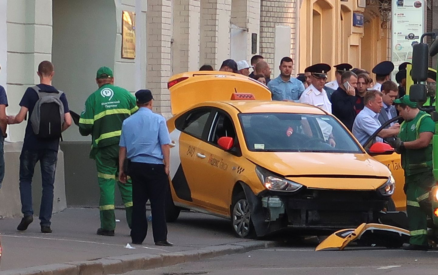 Moskvas sõitis takso rahva sekka eile, 16. juuni õhtul.