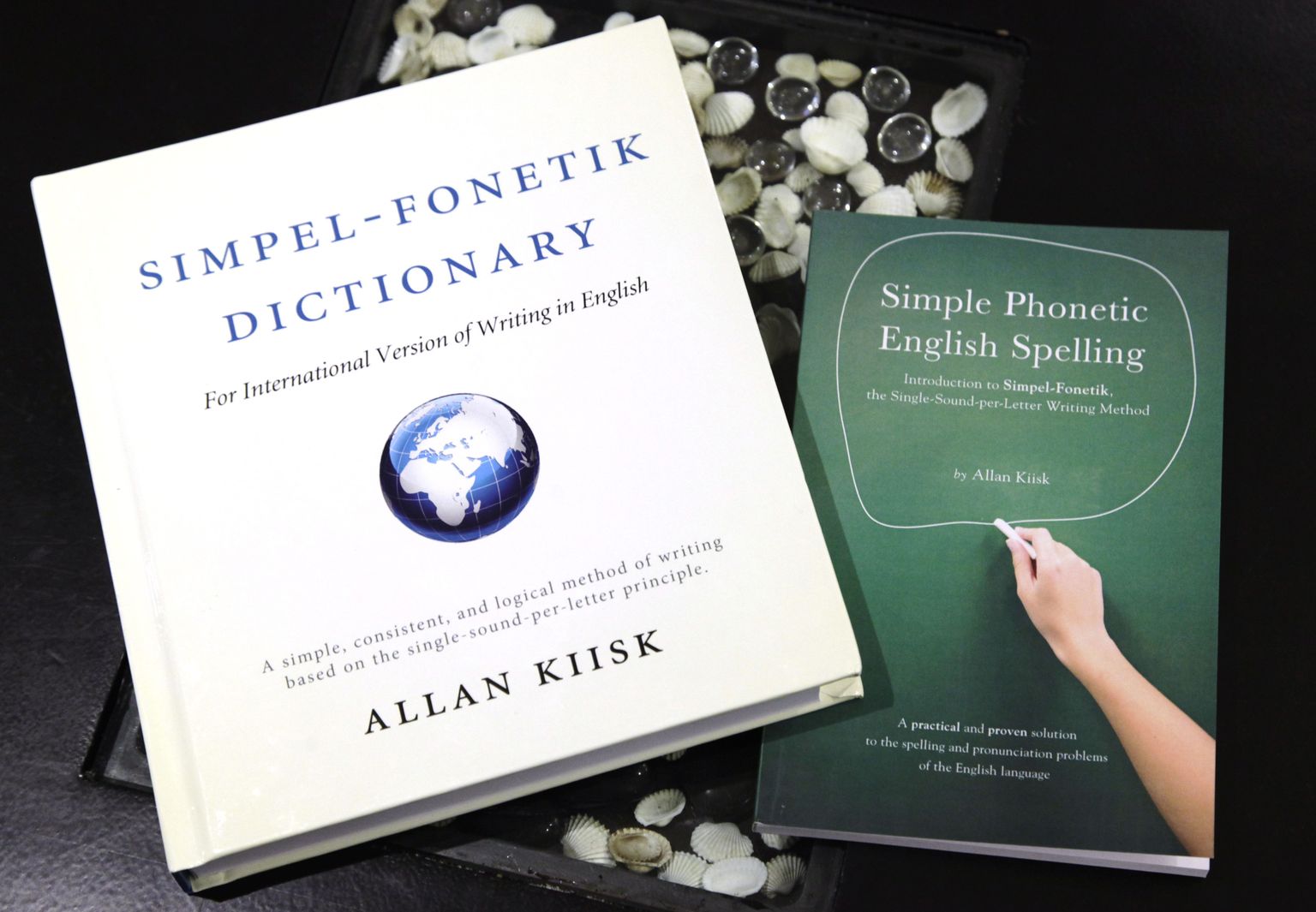 Raamatud, milles Allan Kiisk tutvustab oma ettepanekuid inglise keele kirjapildi lihtsustamiseks eesti keele eeskujul.