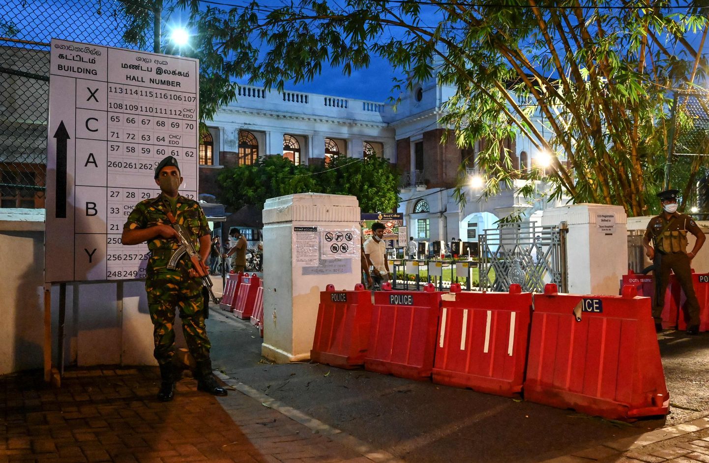 Sri Lanka eriüksuslane valvab pealinnas Colombos peamist häälte kokkulugemise keskust päev pärast parlamendivalimisi, millega peaministrist ja presidendist vennad Rajapaksad kinnistavad oma võimu veelgi.