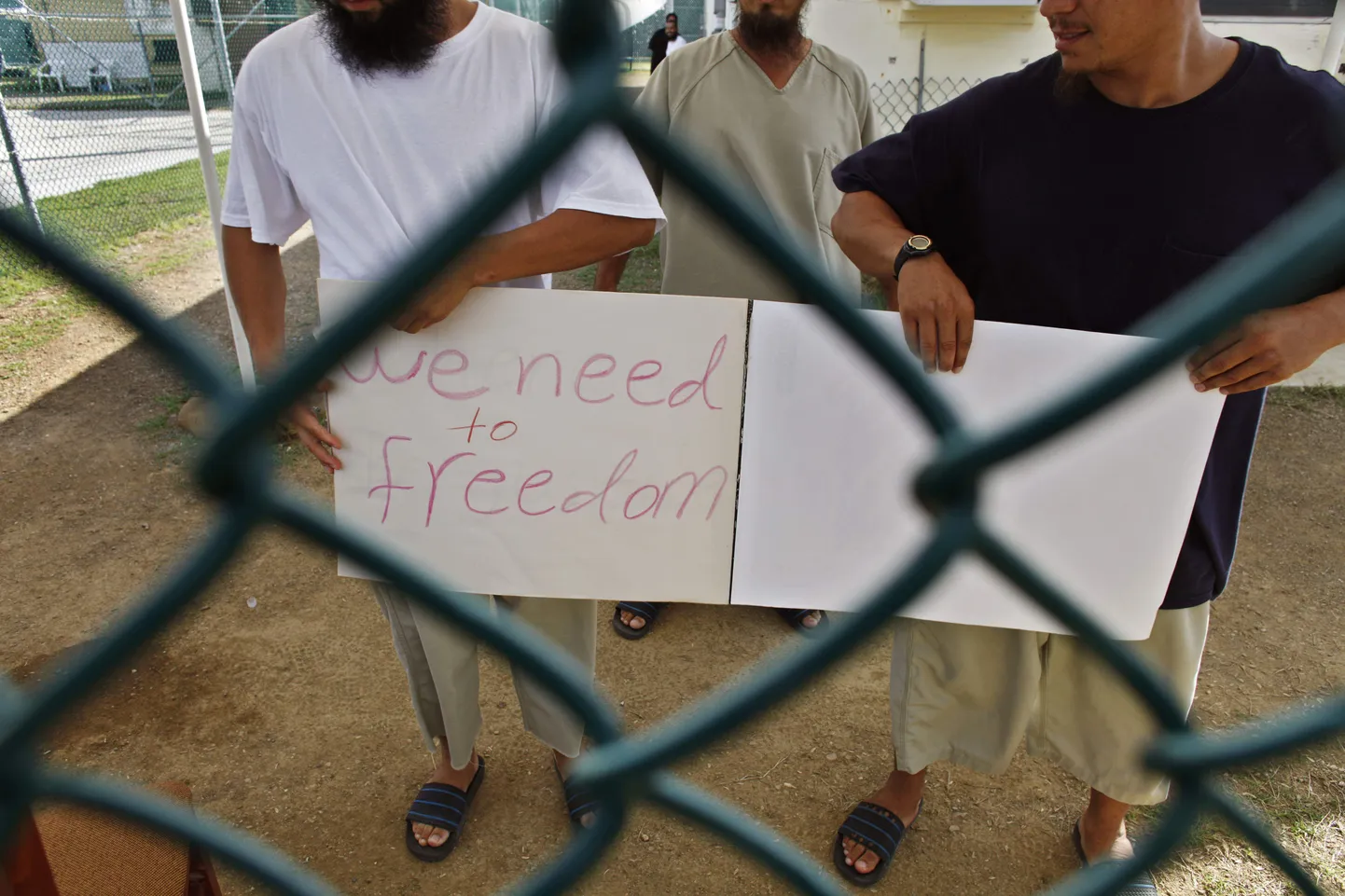 Hiina uiguurid poseerivad Guantanamos ajakirjanikele plakatiga "Me vajame vabadust".