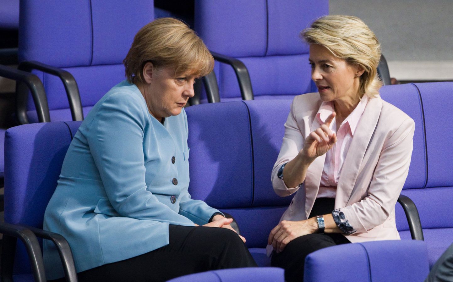 Saksamaa kantsler Angela Merkel räägib tööminister Ursula von der Leyeniga.
