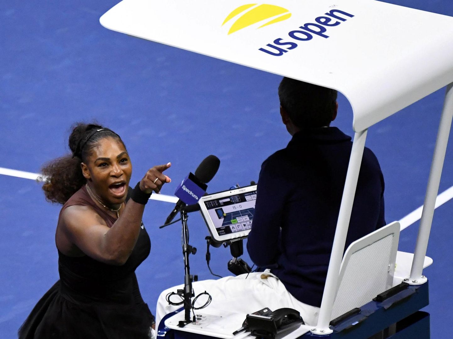 igaveseks halva maiguga finaali häbiplekk: Serena Williams ründab raevukalt Carlos Ramost ja saab karmilt karistada. FOTO: Usa Today Sports