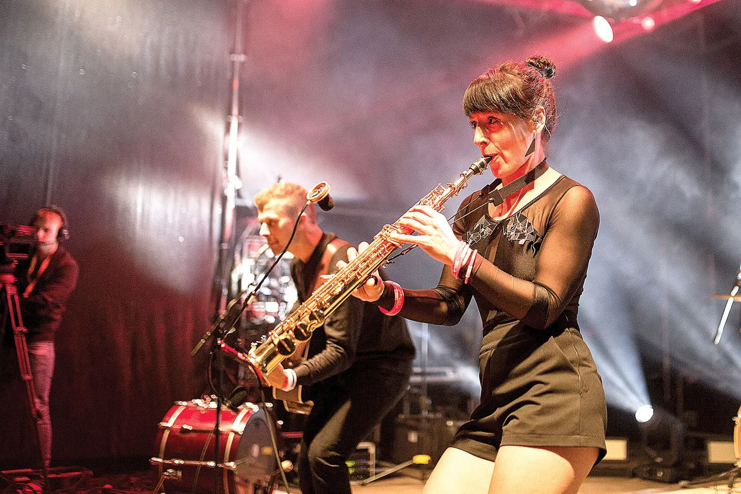 Tänavuse Indiefesti peaesineja on ansambel Trad.Attack!. Pildil esineb bändiliige Sandra Sillamaa eelmise aasta Viljandi pärimusmuusika festivalil.