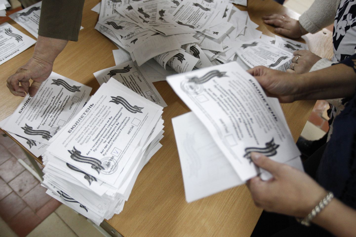 Kohaliku valimisjaoskonna töötajad sorteerivad Luganskis hääletussedeleid.