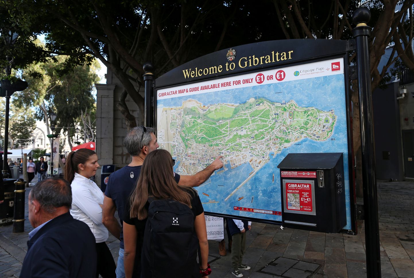 За размахивание ножом и раздевание в общественном месте эстонец получил тюремный срок в Гибралтаре.